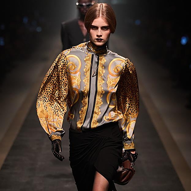 Seis camisas de seda barrocas que todas llevaremos con vaqueros y faldas de tubo