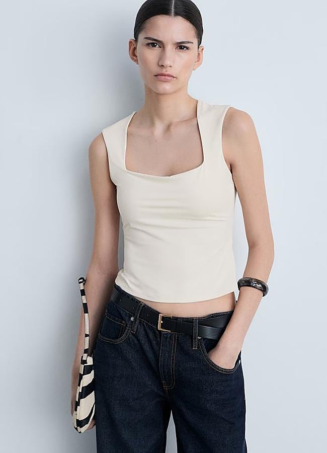 Imagen - Camiseta blanca de tirantes con escote cuadrado de Mango, 12,99 euros.