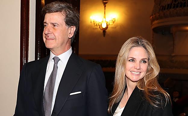 Cayetano Martínez de Irujo y Genoveva Casanova, en una imagen reciente. 