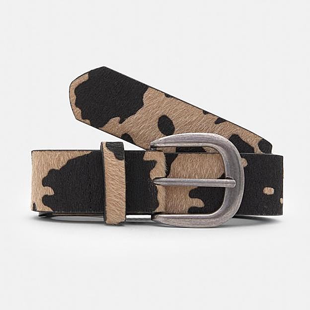Cinturón con estampado vaca, de Pull & Bear. Precio: 9,99 euros.