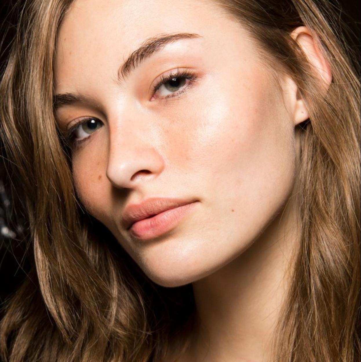 Modelo con cortono de ojos luminoso sin ojeras