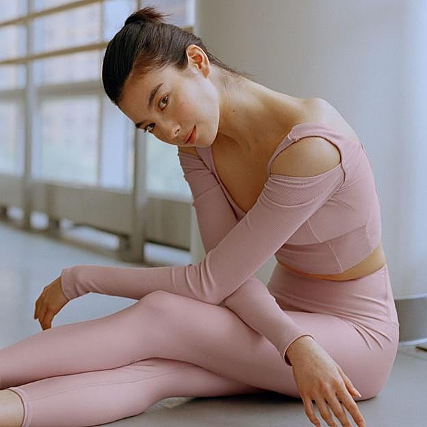 Mujer con un look deportivo. 