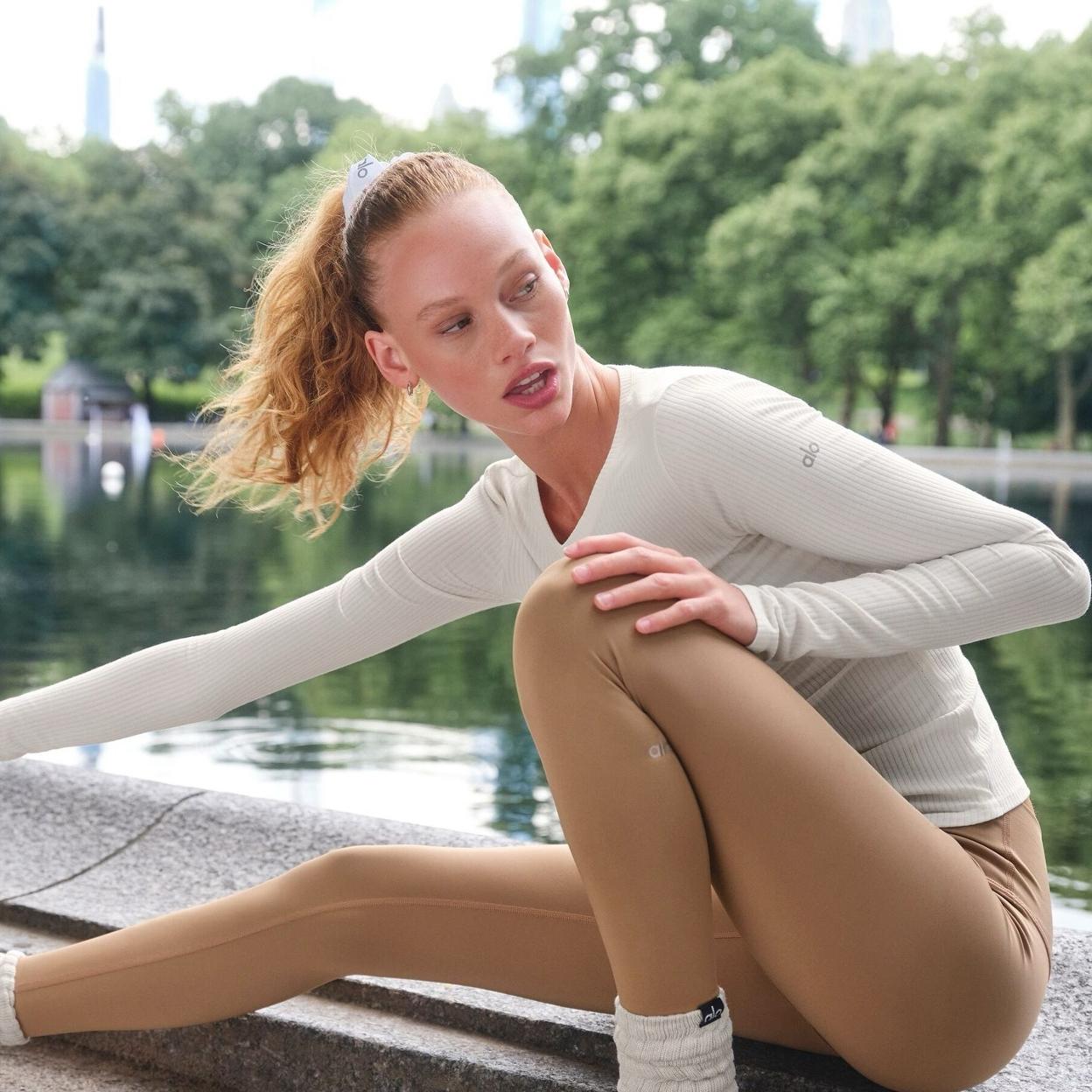 Mujer con un estilismo deportivo. 