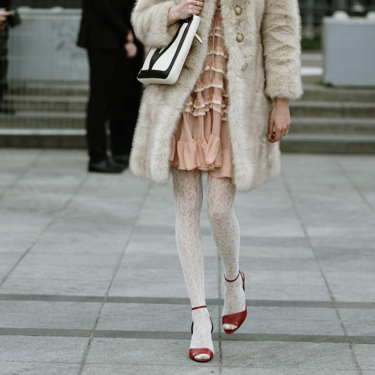 Un look con medias de encaje blancas.