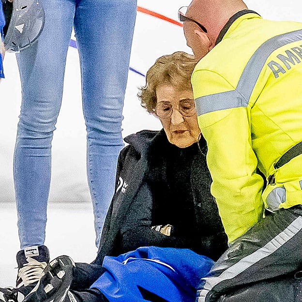 La princesa Margarita de Holanda siendo atendida sobre el hielo. 