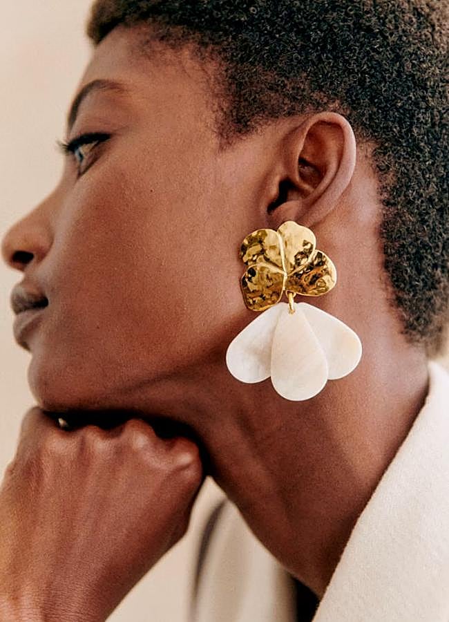 Imagen - Pendientes Georgia en dorado y blanco de Sézane.
