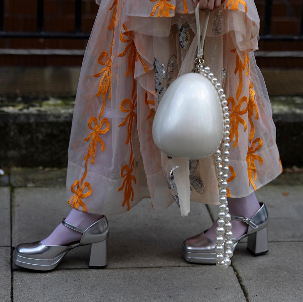 Mujer con zapatos con plataforma