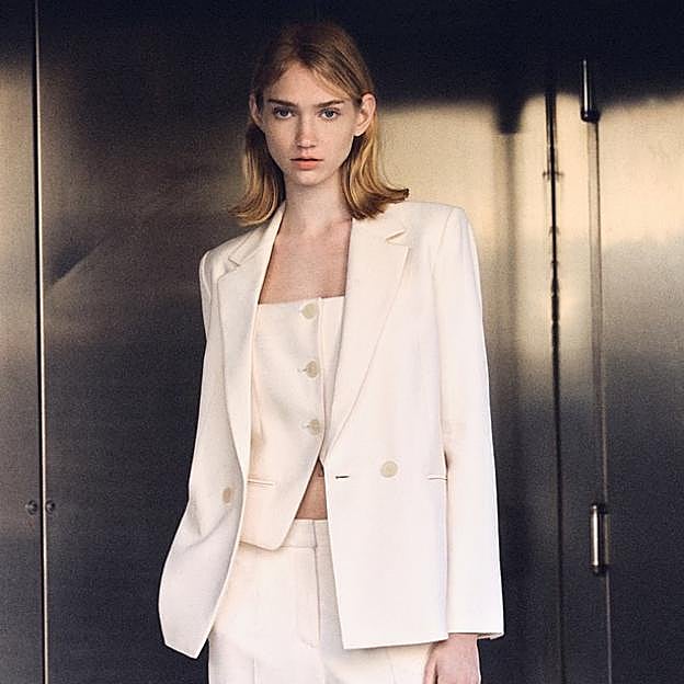 Las compras de Mango de la semana: camisas estampadas, vestidos midi y zapatos de entretiempo 