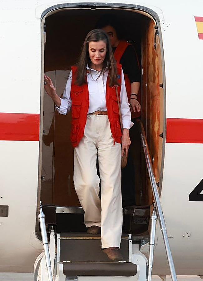 Imagen - La reina Letizia con pantalones anchos y zapatos marrones. / CASA REAL