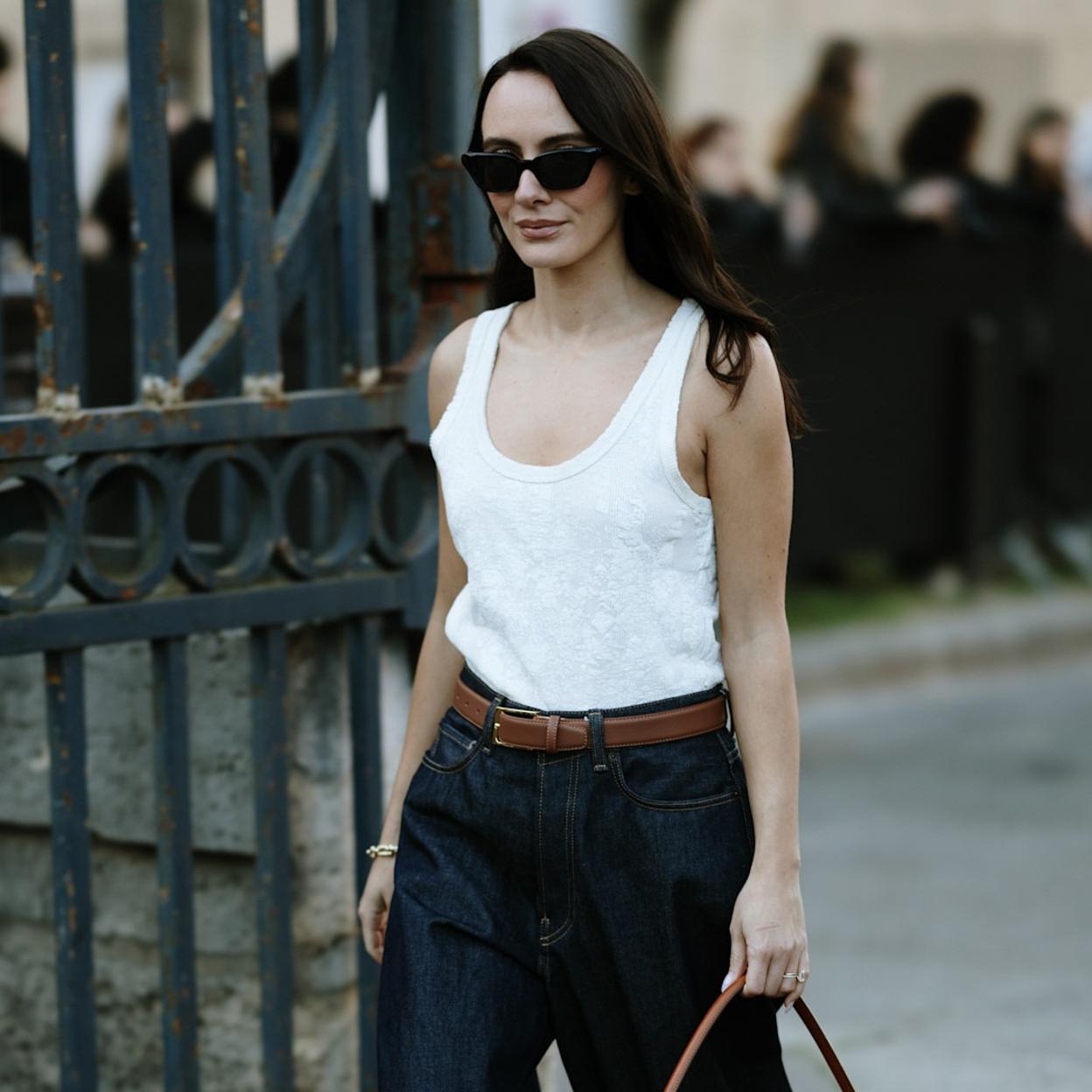 Estas son las camisetas blancas de tirantes que deberías llevar en primavera.