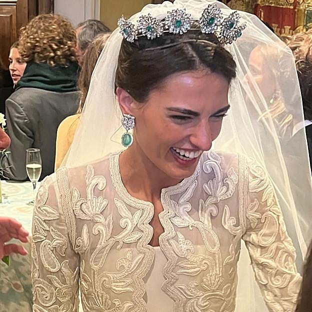 La espectacular tiara con historia que ha llevado en su boda Victoria Matossian, nieta de Tessa de Baviera: esmeraldas y diamantes de Isabel II