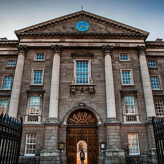 Fachada del Trinity College de Dublín, la institución académica en la que estudian dos de los miembros de la familia Barnes.