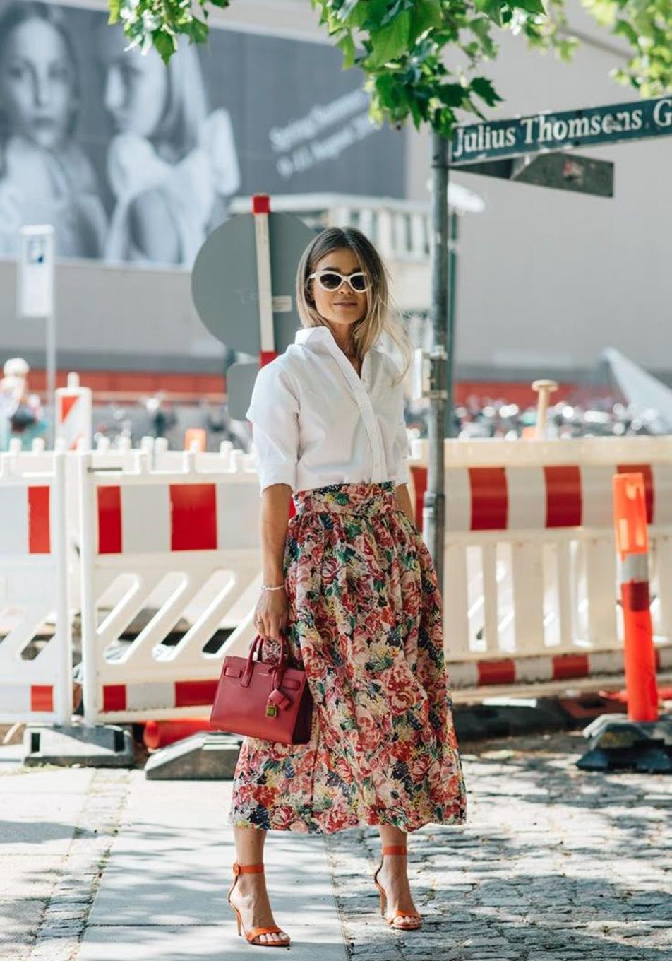 Todas las mujeres +50 llevan estas faldas de flores tan favorecedoras para estar guapas en primavera