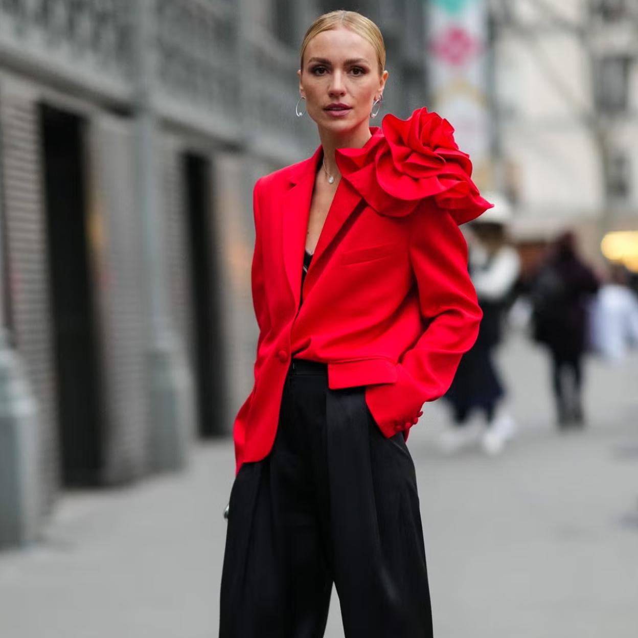 Mujer con total look rojo