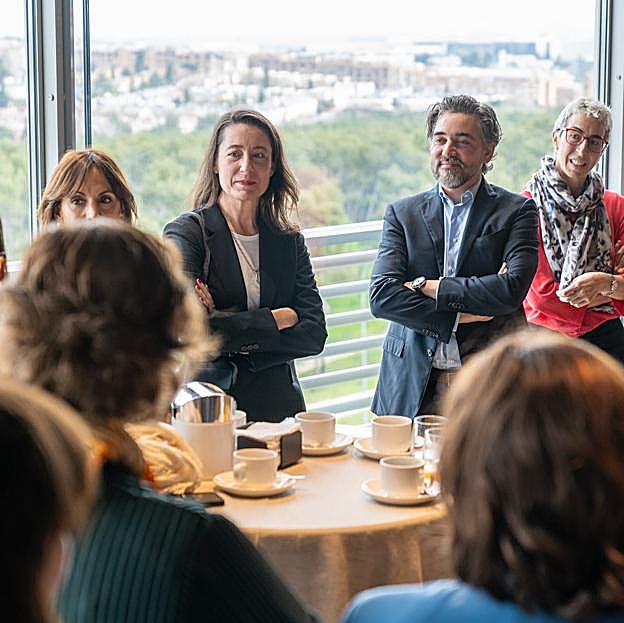 Ignacio Juliá, CEO de Santander España, junto a algunas de las ganadoras de las becas Santander W50. 