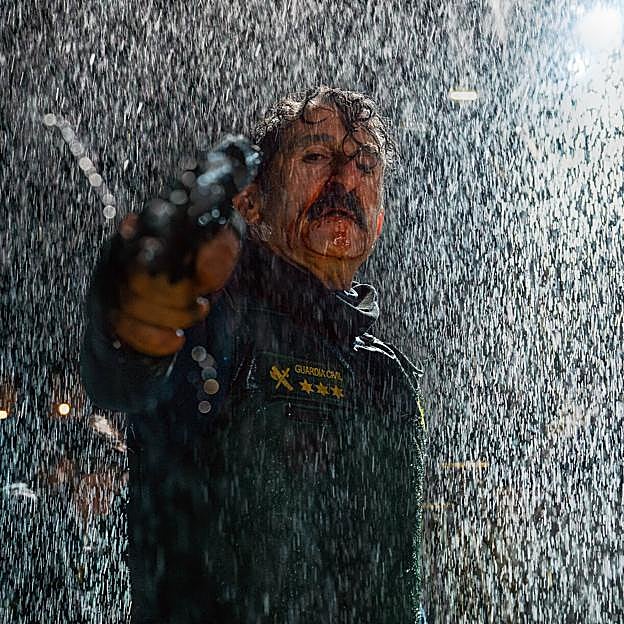 Imagen principal - Fotogramas de la película Tierra de Nadie, en la que Luis Zahera comparte protagonismo con Karra Elejalde y Jesús Carroza.