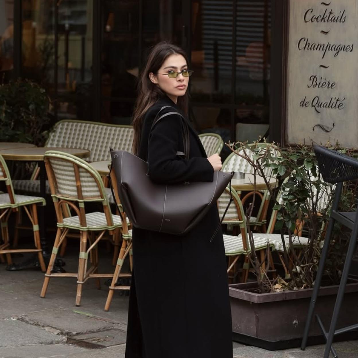 Una influencer con el bolso favorito de las francesas.