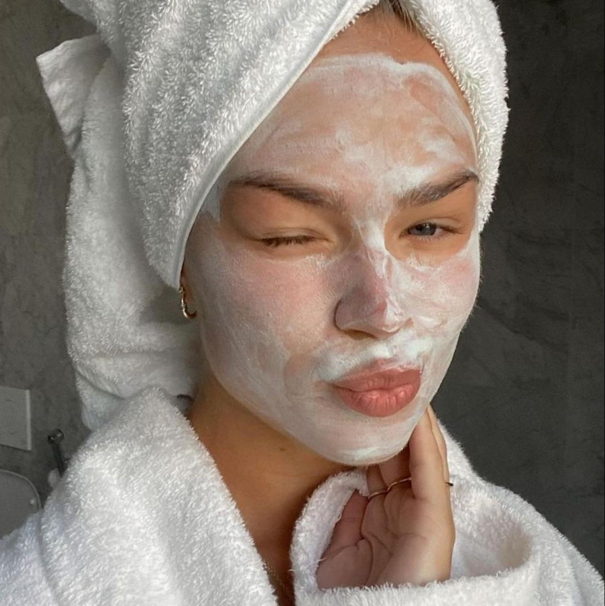 Una influencer con una mascarilla facial.