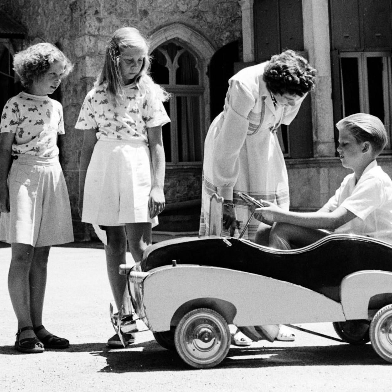 La reina Federica con sus hijos, los príncipes Sofía, Irene y Constantino. 