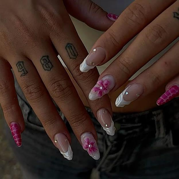 Un ejemplo de uñas 3D con flores.