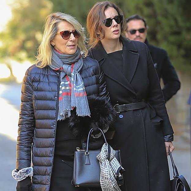 La futura condesa de Romanones con su madre, Lucila Domecq. 