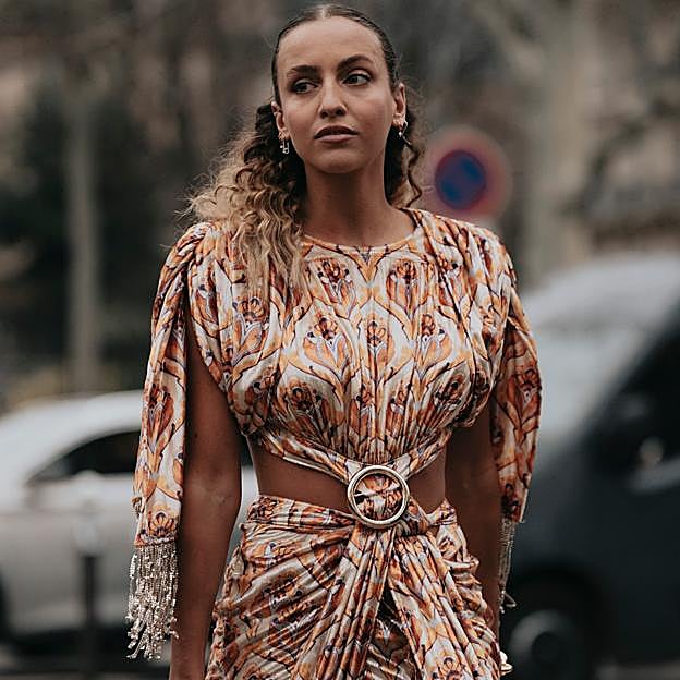 El vestido con estampado tapiz que ha conquistado a las francesas y es perfecto para llevar con elegancia el print más original