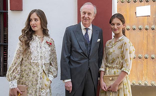 Las hermanas Allegra y Cecilia de Hohenlohe junto a Pedro Domínguez-Manjón Toro. 