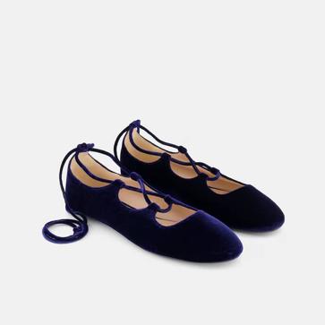 Imagen secundaria 1 - Camisa algodón entallada de Mango (22,99€)/ Mercedita de mujer terciopelo tiras de Green Coast (35,99€ en El Corte Inglés)/ Jeans Sienna Flare Cropped de Mango (25,99€)