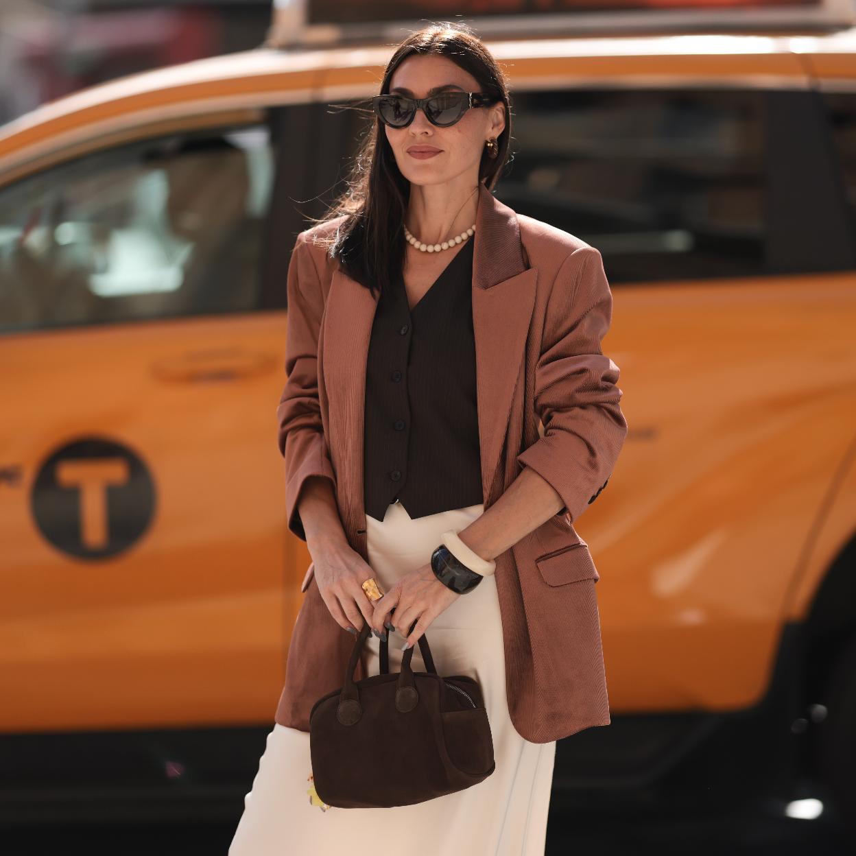 Influencer con blazer marrón tostado