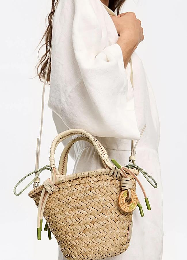 Imagen - Bolso mini tejido a mano de Bimba y Lola (185 euros).