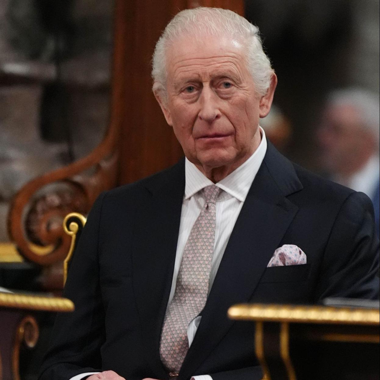 El rey Carlos III ha sido ingresado por los problemas ocasionados por su medicación. 