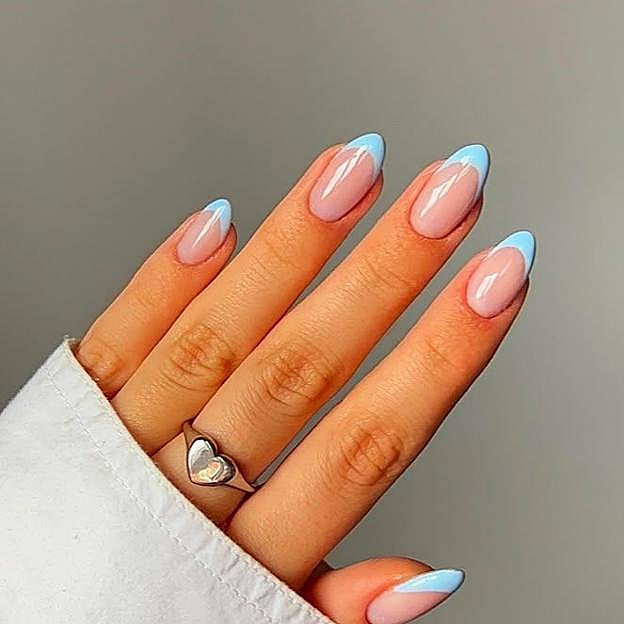 Manicura francesa color azul cielo o bebé para primavera