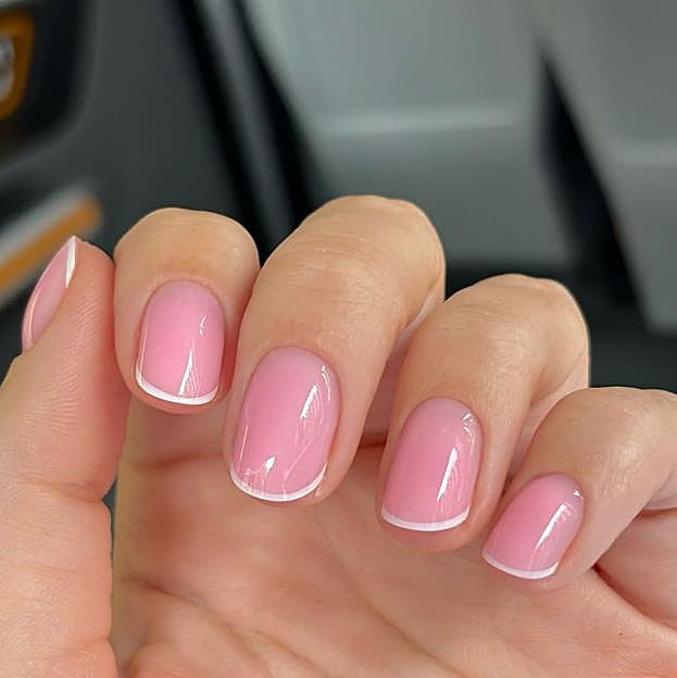 Manicura estilo glow french tendencia para primavera