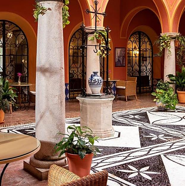 Patio de estilo tradicional andaluz en el Parador de Arcos de la Frontera. 