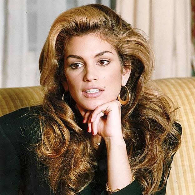Cindy Crawford en los 90s con peinado bouffant con cabello suelto