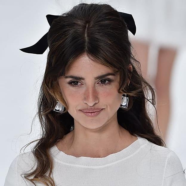 Penélope Cruz con peinado bouffant en desfile de Chanel