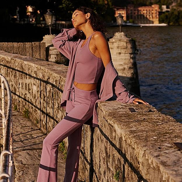 Mujer haciendo ejercicio al aire libre. 