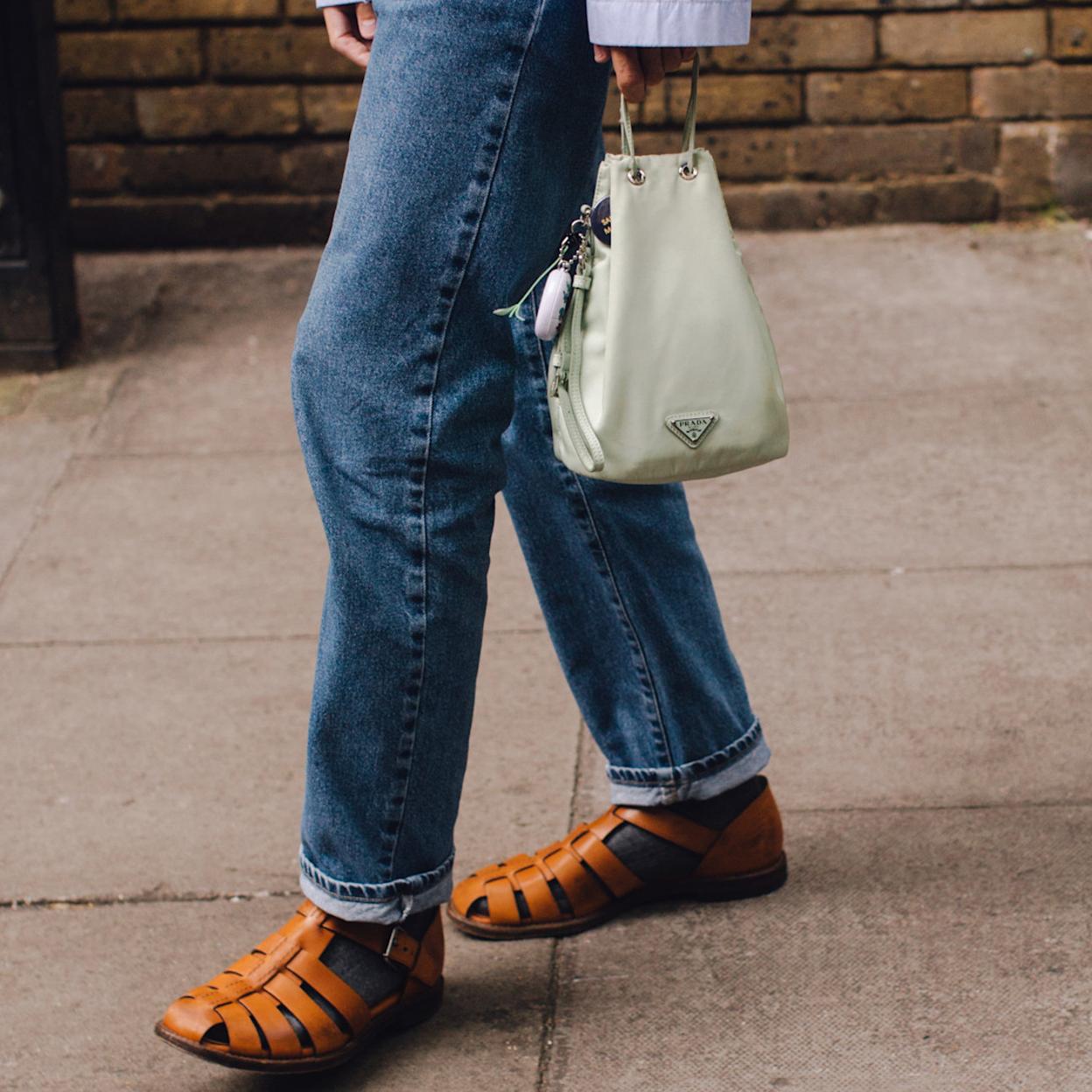 Mujer con sandalias de pescador