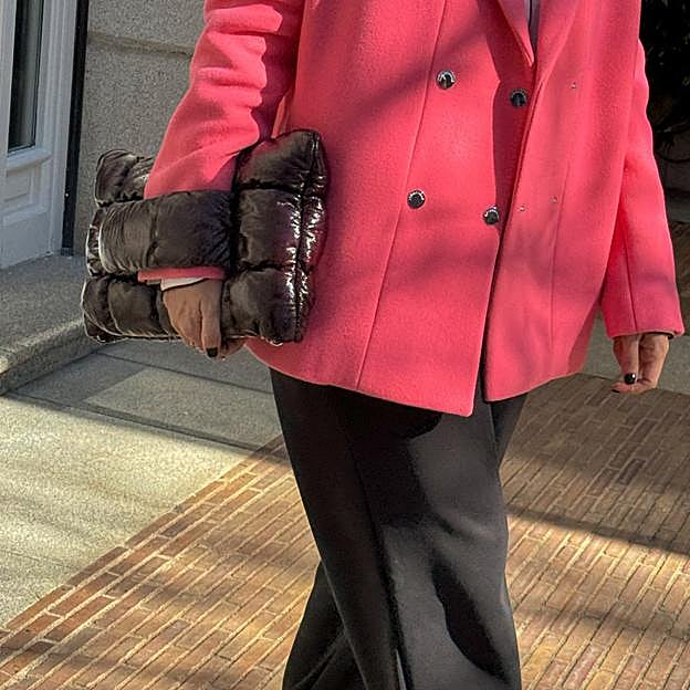 Tamara Falcó con el bolso de COS.