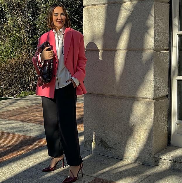 Sabemos de dónde es el original (y polémico) bolso de mano acolchado de Tamara Falcó