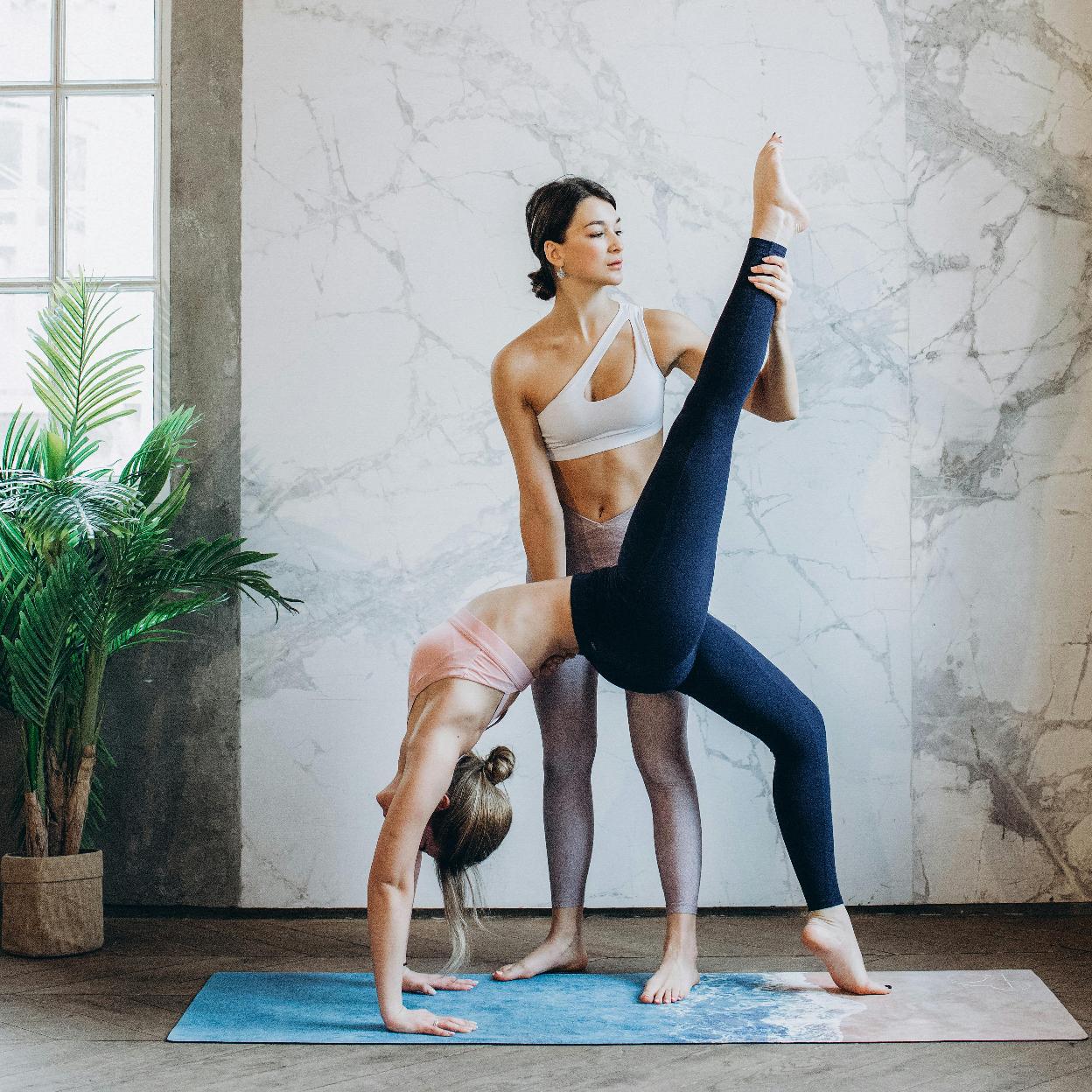 Mujeres practicando yoga. 