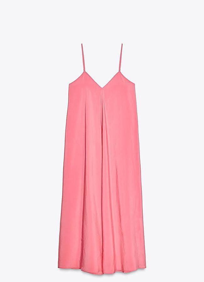 Imagen - Vestido midi en color rosa de Zara (17,99 euros).