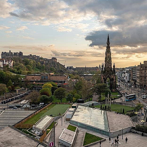 Al fondo a la izquierda el Castillo de Edimburgo, a la derecha el monumento a Walter Scott y la calle Princess, centro neurálgico de la capital escocesa.