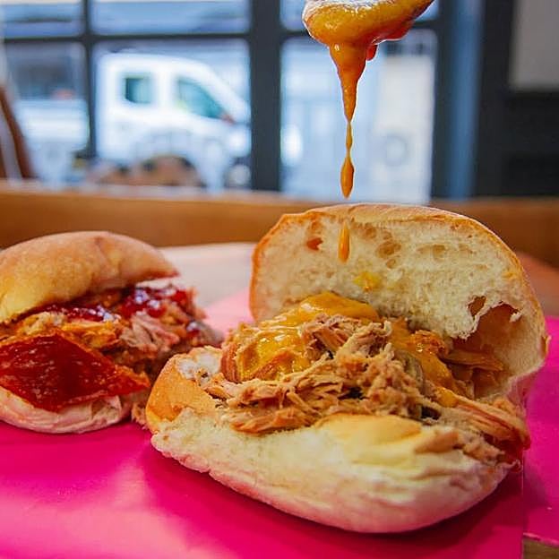 Los bocadillos de pulled pork de Oink son una opción turística y económica que tienes que disfrutar en tu escapada de fin de semana a Edimburgo.