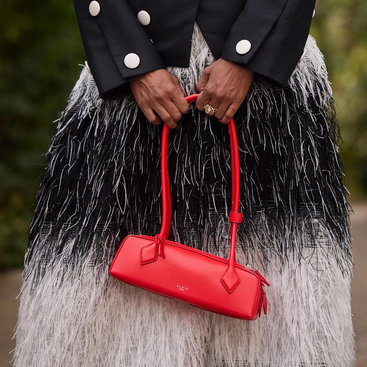 Mujer con bolso Teckel 