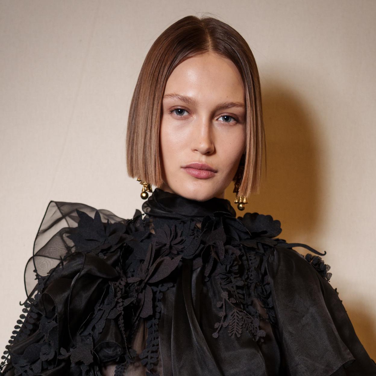 Modelo con piel luminosa.