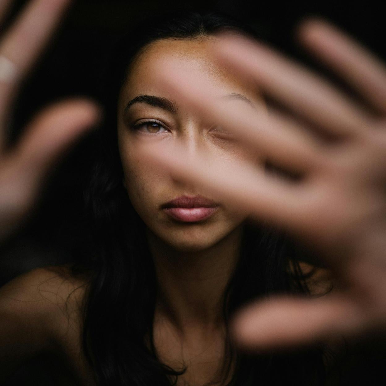 Sentir culpa es normal, pero regodearte en este sentimiento puede ser algo tóxico. 