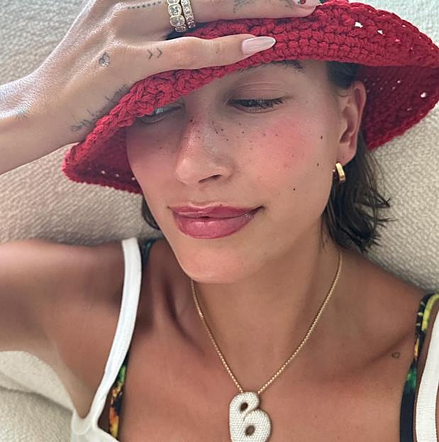 Imagen principal - Hailey Bieber luce el collar con la letra B.