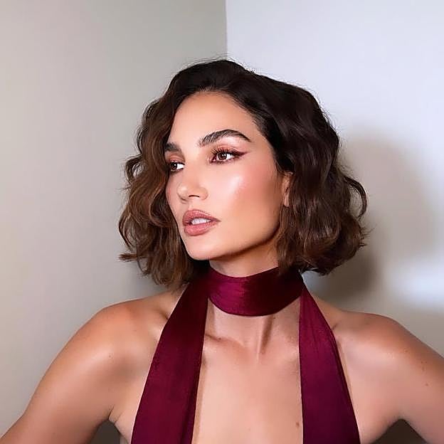 Lily Aldridge con luxe bob rizado