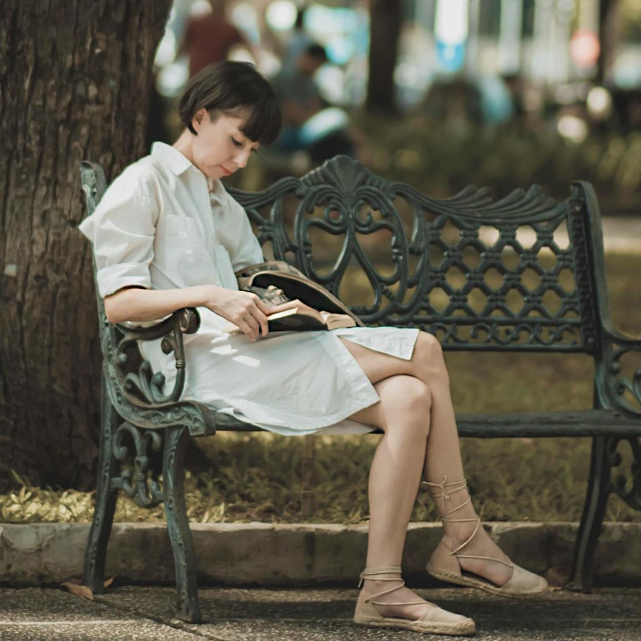 Con la llegada del buen tiempo, y del mes de abril, el placer de la lectura se desplaza a los parques.